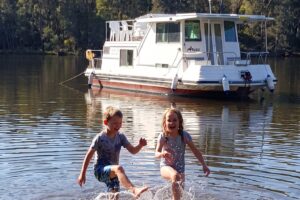Safe shallow water on the 33ft Houseboat